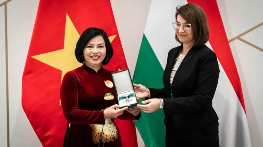 Hungarian Officer’s Cross of Merit bestowed on Vietnamese diplomat